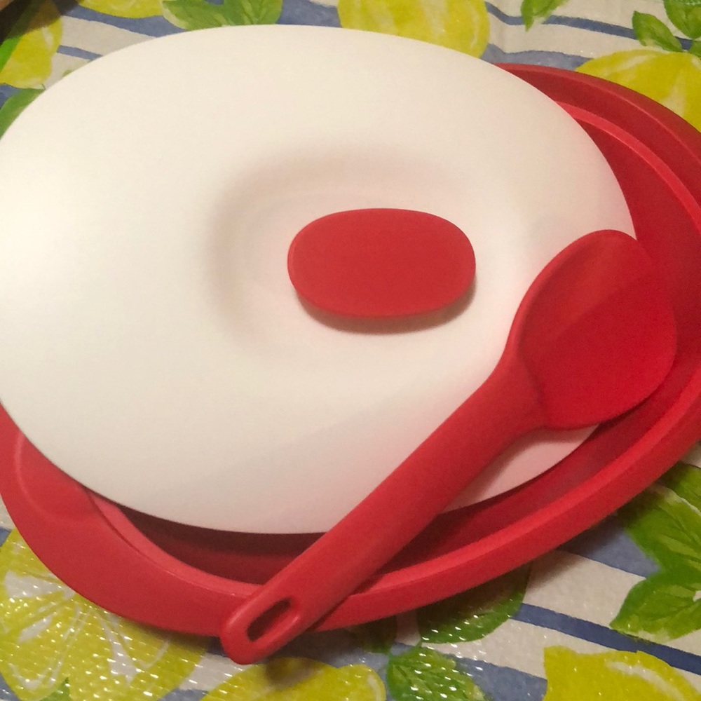 Red Tupperware with spoon - Picture 3 of 4
